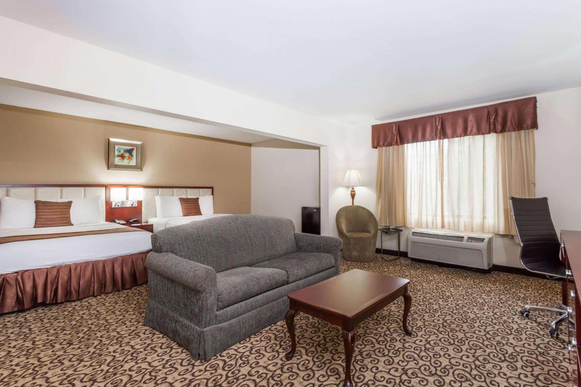 Baymont By Wyndham Columbia Fort Jackson Exterior photo