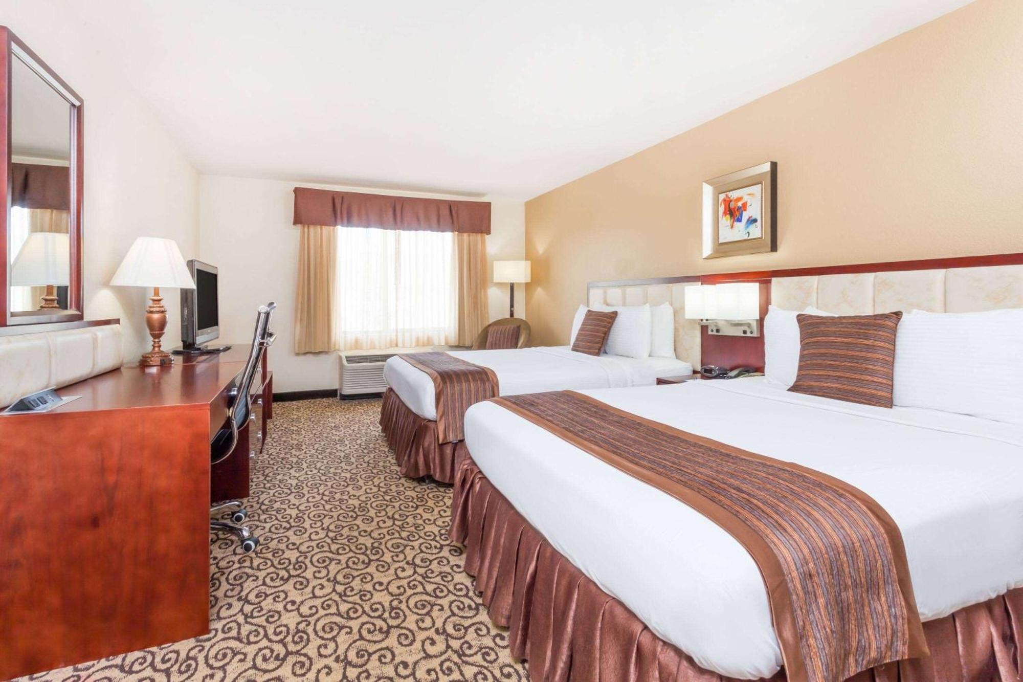 Baymont By Wyndham Columbia Fort Jackson Exterior photo
