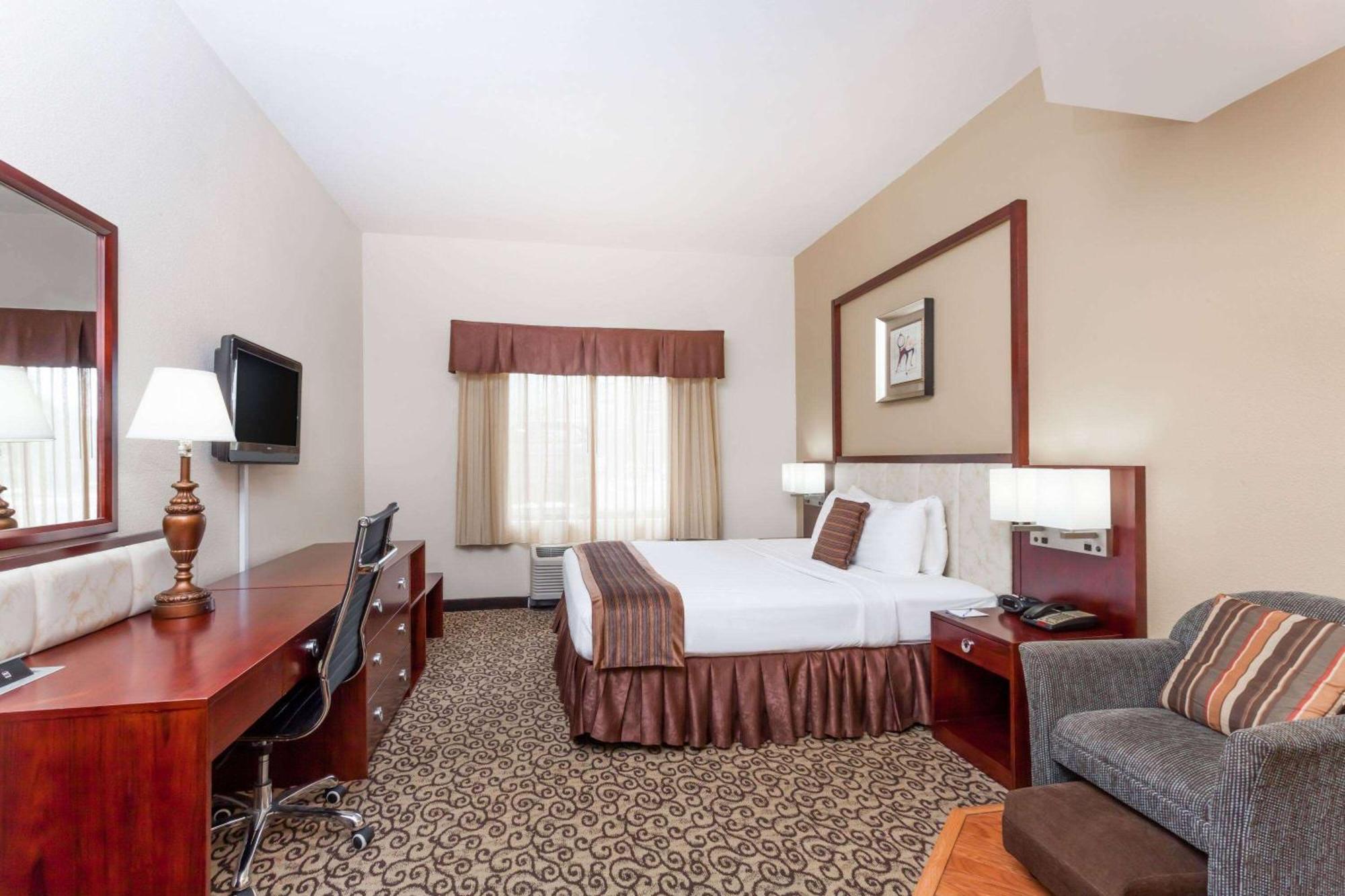 Baymont By Wyndham Columbia Fort Jackson Exterior photo
