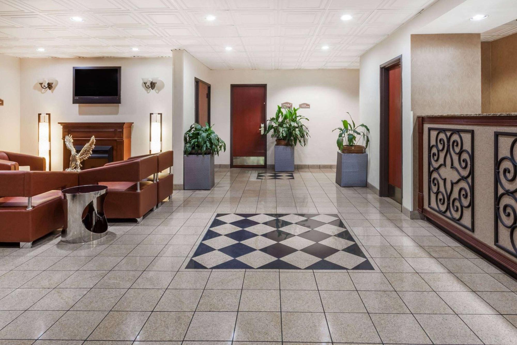 Baymont By Wyndham Columbia Fort Jackson Exterior photo