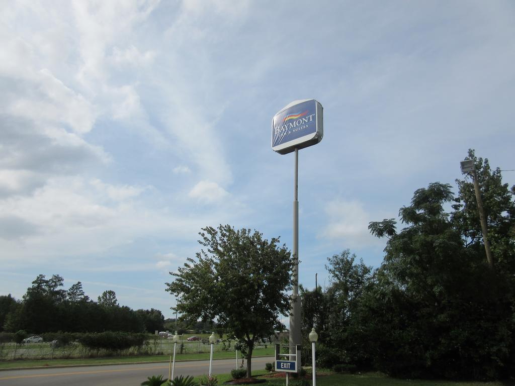 Baymont By Wyndham Columbia Fort Jackson Exterior photo