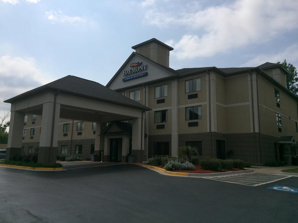 Baymont By Wyndham Columbia Fort Jackson Exterior photo