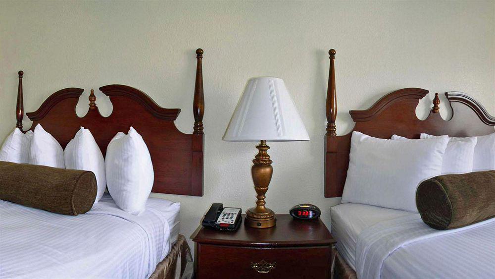 Baymont By Wyndham Columbia Fort Jackson Exterior photo