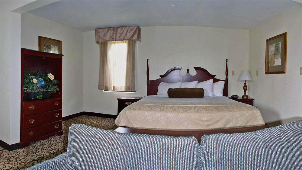 Baymont By Wyndham Columbia Fort Jackson Exterior photo