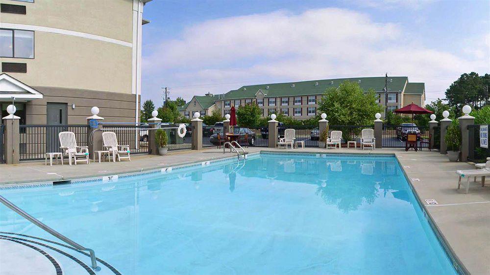 Baymont By Wyndham Columbia Fort Jackson Exterior photo